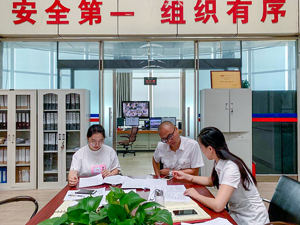 6月20日，運(yùn)行指揮中心協(xié)同各保障單位組織開(kāi)展了2019年大面積航班延誤應(yīng)急處置演練。.png