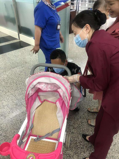 圖片1.png“真情服務(wù)”是讓旅客更加安心、放心、舒心的出行。行查室作為部門進(jìn)港服務(wù)的最后一個(gè)環(huán)節(jié)，在日常工作中也很注重服務(wù)細(xì)節(jié)。6月10日，行查室工作人員幫助旅客打開嬰兒車，為她排憂解難。.png